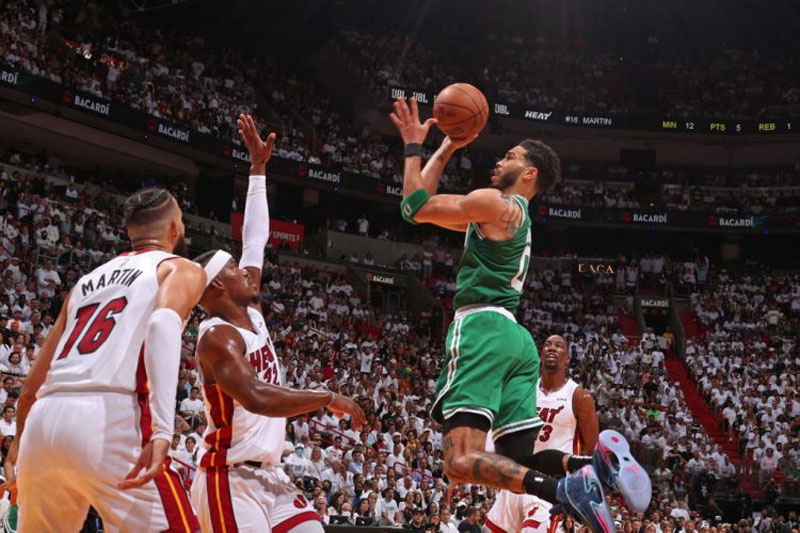 Bintang Boston Celtics Jayson Tatum (kanan) melakukan tembakan ke keranjang Miami Heat pada game keempat final wilayah timur NBA.